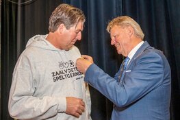Koninklijke onderscheiding voor René Petiet tijdens jubileumeditie Zaalvoetbal Speltoernooi