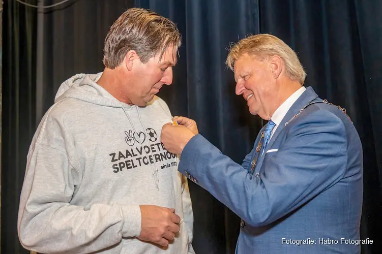 Koninklijke onderscheiding voor René Petiet tijdens jubileumeditie Zaalvoetbal Speltoernooi