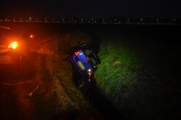 Automobilist vliegt uit de bocht en eindigt in sloot