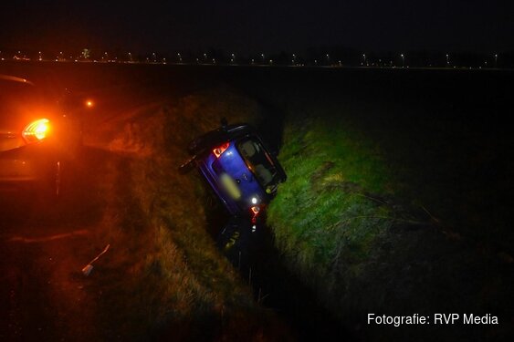 Automobilist vliegt uit de bocht en eindigt in sloot