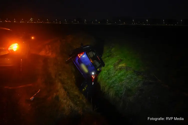 Automobilist vliegt uit de bocht en eindigt in sloot