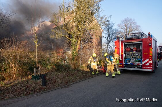 Fikse brand in achtertuin van woning in Bergen