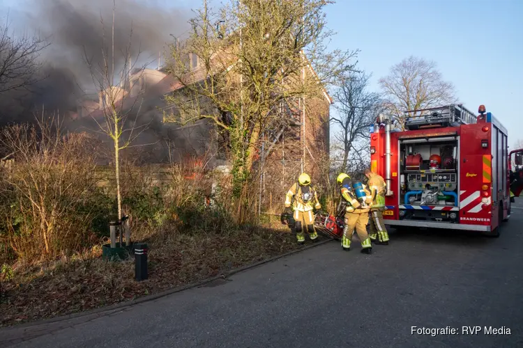 Fikse brand in achtertuin van woning in Bergen