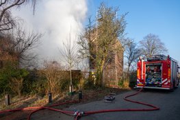 Fikse brand in achtertuin van woning in Bergen
