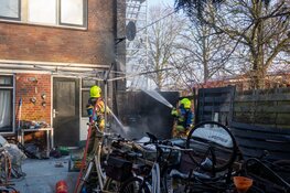 Fikse brand in achtertuin van woning in Bergen