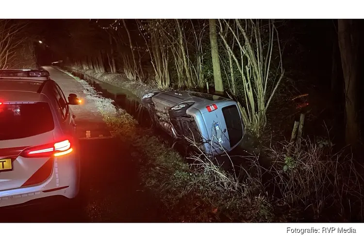 Auto op z’n kant aangetroffen in sloot aan Oostgrasdijk in Schoorl