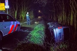 Auto op z’n kant aangetroffen in sloot aan Oostgrasdijk in Schoorl