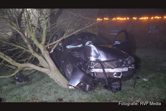 Automobilist belandt in voortuin van woning in Bergen