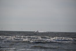Reddingsactie voor vermoeide kitesurfer bij Bergen aan Zee