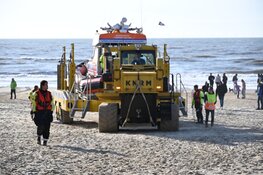 Reddingsactie voor vermoeide kitesurfer bij Bergen aan Zee