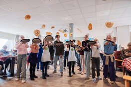 Leerlingen De Branding bakken pannenkoeken bij Zorgcirkel Agnes tijdens landelijk flipmoment