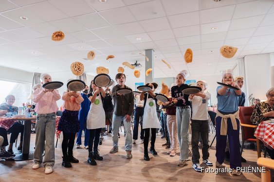 Leerlingen De Branding bakken pannenkoeken bij Zorgcirkel Agnes tijdens landelijk flipmoment