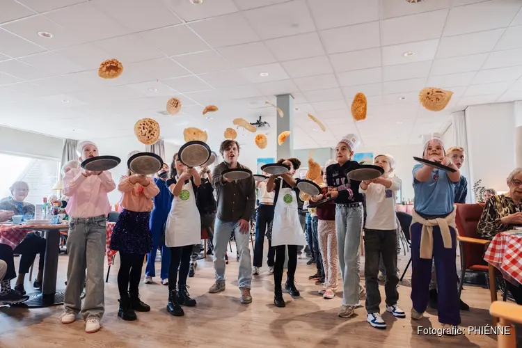 Leerlingen De Branding bakken pannenkoeken bij Zorgcirkel Agnes tijdens landelijk flipmoment