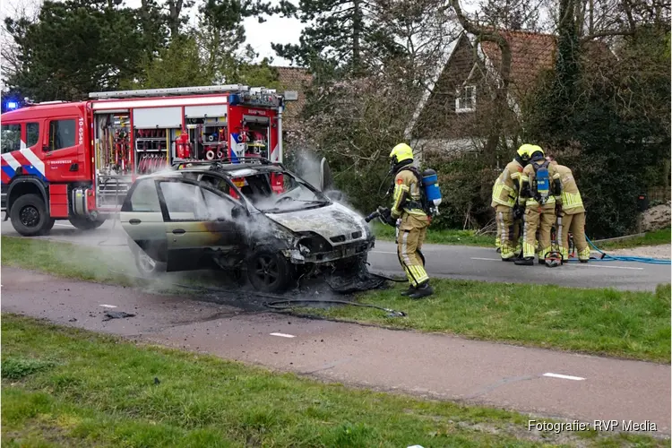 Auto vat al rijdend vlam in Bergen