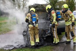 Auto vat al rijdend vlam in Bergen