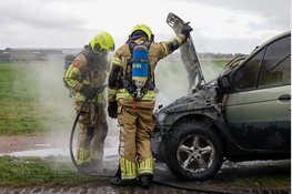 Auto vat al rijdend vlam in Bergen