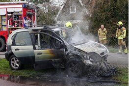 Auto vat al rijdend vlam in Bergen