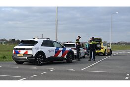 Fietser gewond na aanrijding met auto op Kogendijk in Bergen