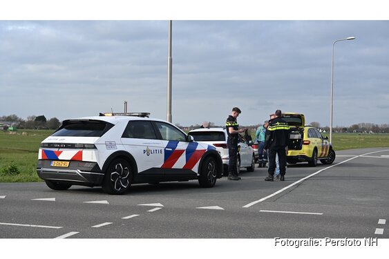 Fietser gewond na aanrijding met auto op Kogendijk in Bergen