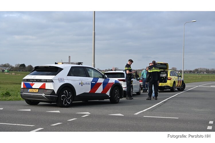 Fietser gewond na aanrijding met auto op Kogendijk in Bergen