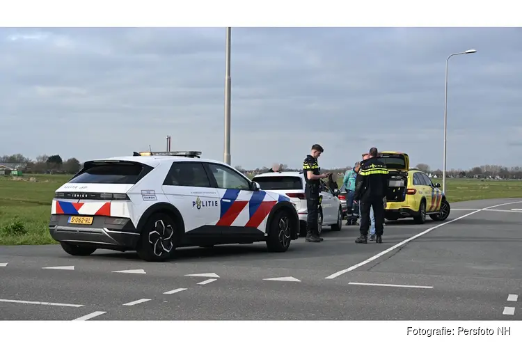 Fietser gewond na aanrijding met auto op Kogendijk in Bergen
