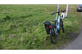 Fietser gewond na aanrijding met auto op Kogendijk in Bergen