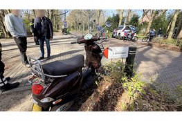 Scooterrijdster gewond na aanrijding op Eeuwigelaan in Bergen