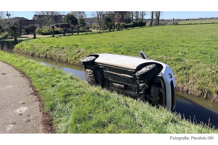 Auto te water in Schoorl, bestuurster komt met schrik vrij