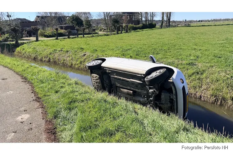 Auto te water in Schoorl, bestuurster komt met schrik vrij