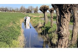 Auto te water in Schoorl, bestuurster komt met schrik vrij