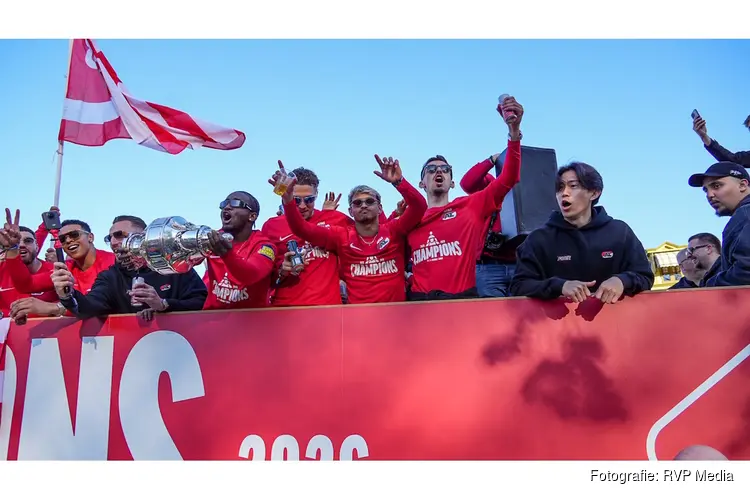 Duizenden mensen langs de weg bij huldiging AZ Alkmaar