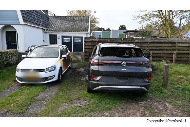 Twee voertuigen zwaar beschadigd door brand in Schoorl