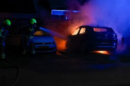 Twee voertuigen zwaar beschadigd door brand in Schoorl