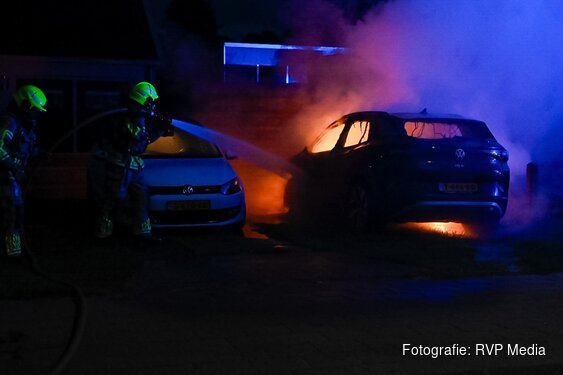 Twee voertuigen zwaar beschadigd door brand in Schoorl