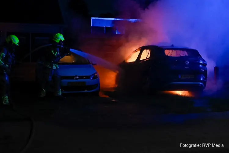 Twee voertuigen zwaar beschadigd door brand in Schoorl