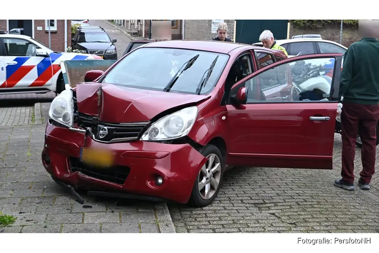 Auto botst tegen flatwoning in Egmond aan Zee, rijbewijs ingevorderd