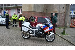 Auto botst tegen flatwoning in Egmond aan Zee, rijbewijs ingevorderd
