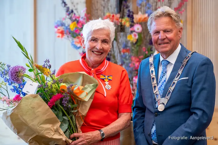 Mevrouw drs. H. Hafkamp (Bergen) ontvangt Ridder in de Orde van Oranje-Nassau