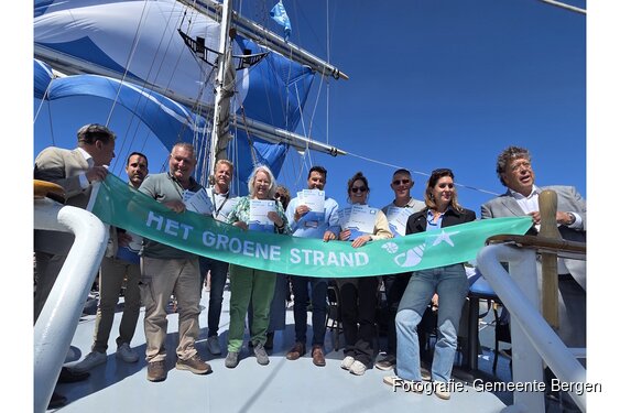 Blauwe Vlag wappert weer op stranden gemeente Bergen
