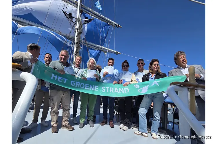 Blauwe Vlag wappert weer op stranden gemeente Bergen