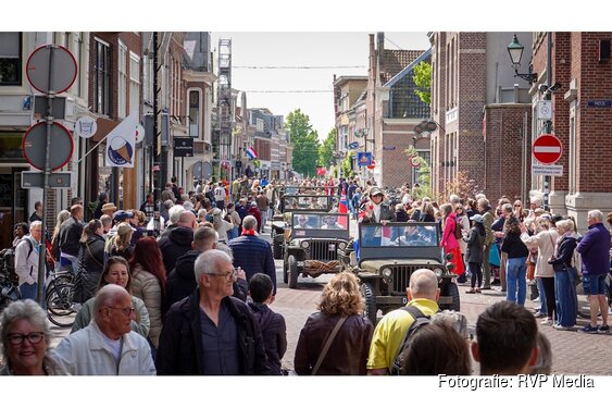 Honderd militaire voertuigen trekken door Alkmaar: bevrijding van 1945 vandaag herbeleefd