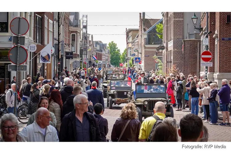 Honderd militaire voertuigen trekken door Alkmaar: bevrijding van 1945 vandaag herbeleefd
