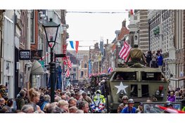 Honderd militaire voertuigen trekken door Alkmaar: bevrijding van 1945 vandaag herbeleefd