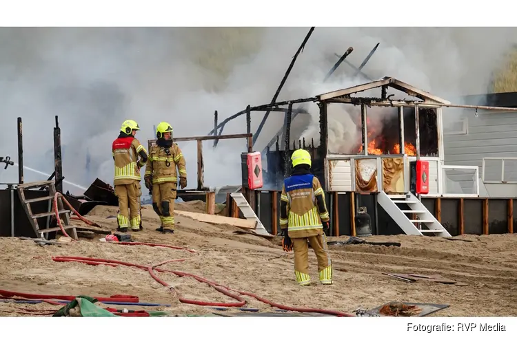 Uitslaande brand met veel rookontwikkeling op strand Egmond aan Zee