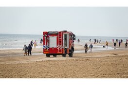 Uitslaande brand met veel rookontwikkeling op strand Egmond aan Zee