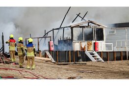 Uitslaande brand met veel rookontwikkeling op strand Egmond aan Zee