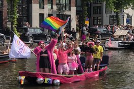 Grachtenparade kleurrijk hoogtepunt van Alkmaar Pride 2026