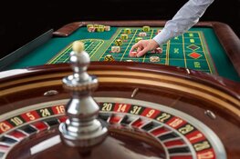 Bergen aan Zee trekt bezoekers met luxe entertainment: van cocktailbar tot casinotafel