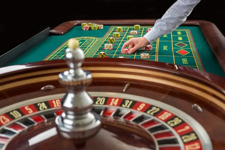 Bergen aan Zee trekt bezoekers met luxe entertainment: van cocktailbar tot casinotafel