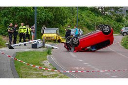 Auto belandt op zijn kop na eenzijdig ongeluk in Bergen aan Zee